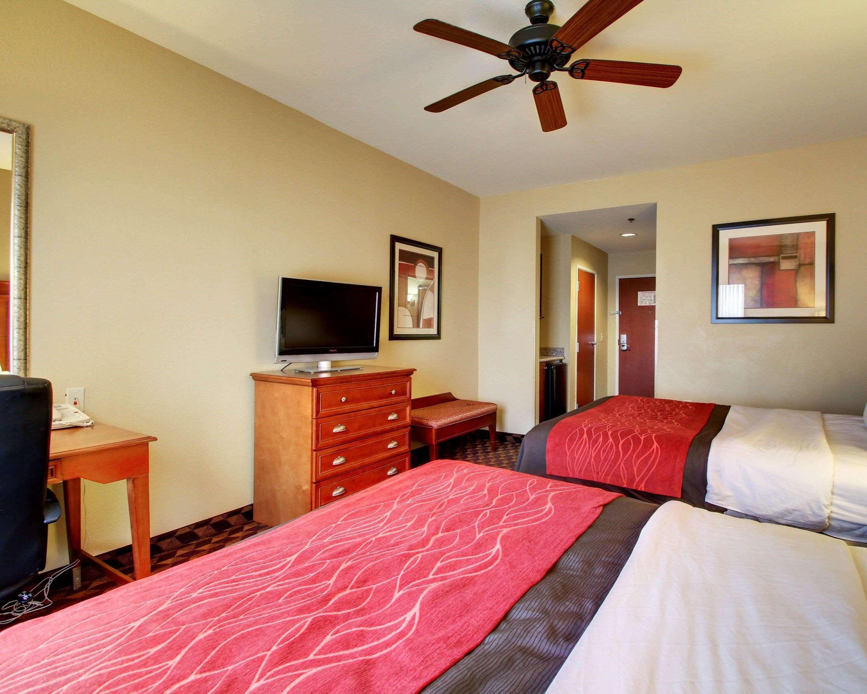 Comfort Inn & Suites Clinton Exterior photo